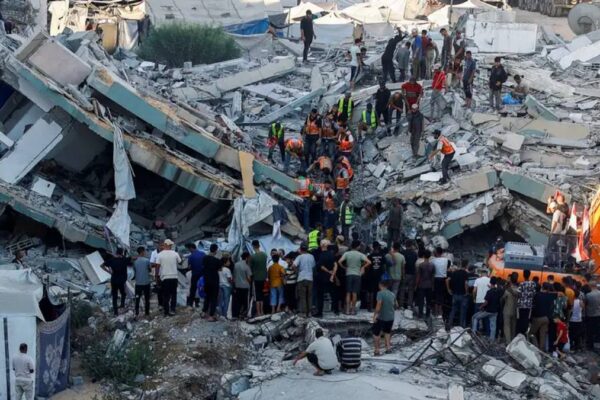 Colapso de edificio en Gaza deja 20 muertos y 60 desaparecidos