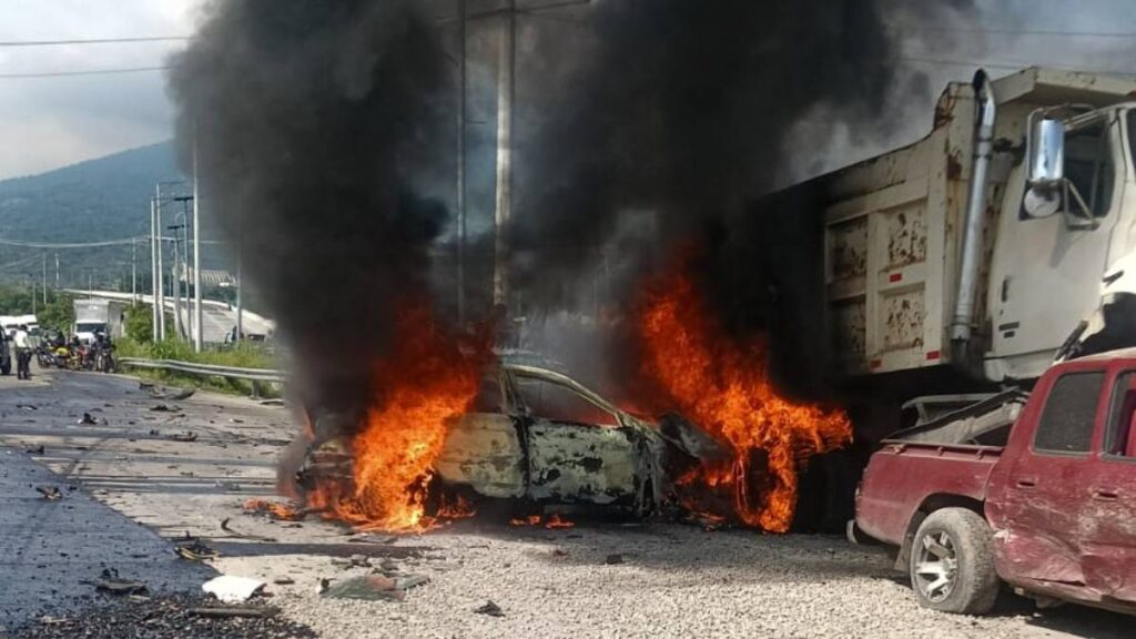 Conductor de volqueta involucrada en el accidente múltiple está bajo custodia policial