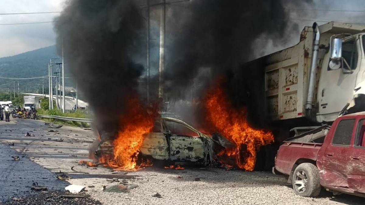 Conductor de volqueta involucrada en el accidente múltiple está bajo custodia policial