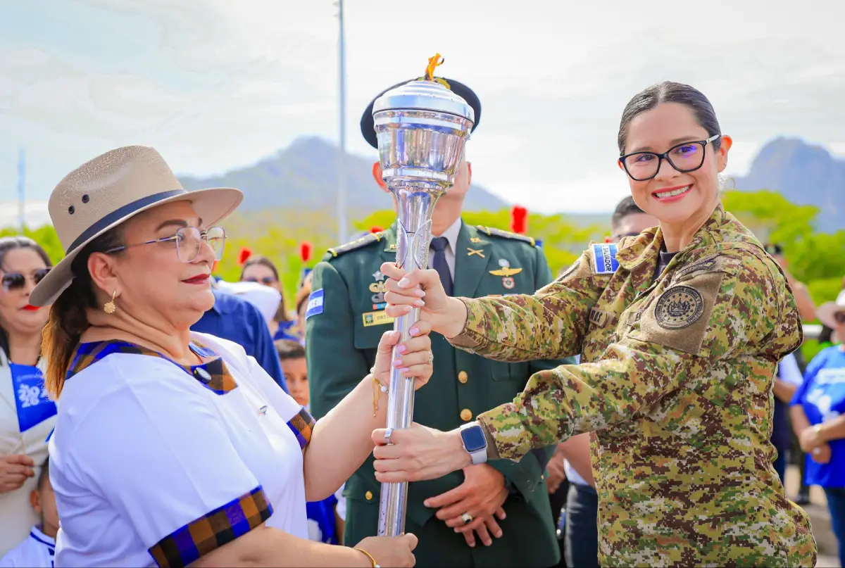 El Salvador entregó a Honduras la Antorcha Centroamericana por la Paz y la Libertad