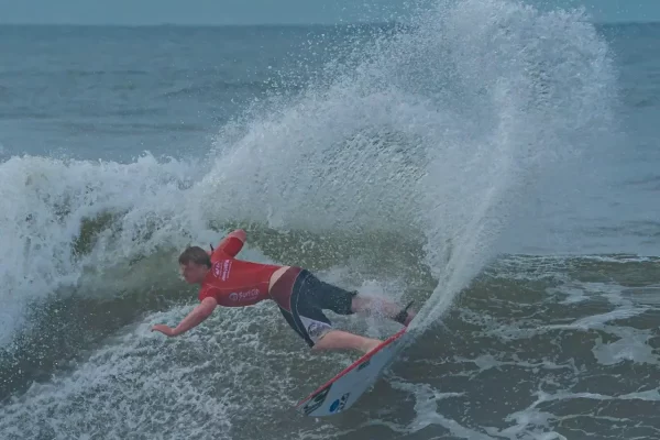 El surf mundial juvenil arrancó este sábado en las costas salvadoreñas