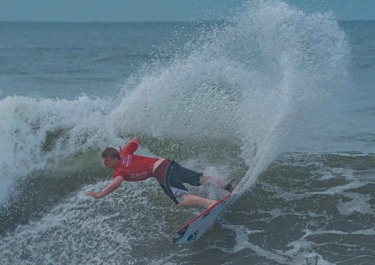 El surf mundial juvenil arrancó este sábado en las costas salvadoreñas