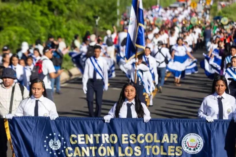 Estudiantes de Los Toles vuelven a vestir de azul y blanco para celebrar la Independencia de El Salvador