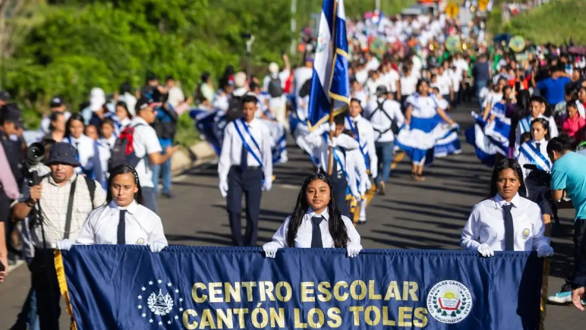 Estudiantes de Los Toles vuelven a vestir de azul y blanco para celebrar la Independencia de El Salvador