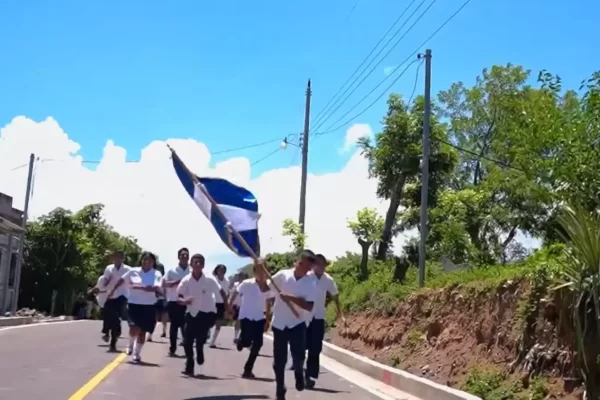 Estudiantes del Centro Escolar Los Toles dejarán atrás los desfiles sobre calles de tierra