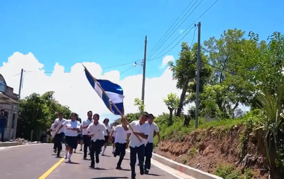 Estudiantes del Centro Escolar Los Toles dejarán atrás los desfiles sobre calles de tierra
