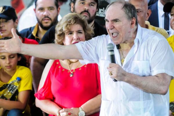 Expresidente de Ecuador Abdalá Bucaram es condenado a nueve años de cárcel por corrupción