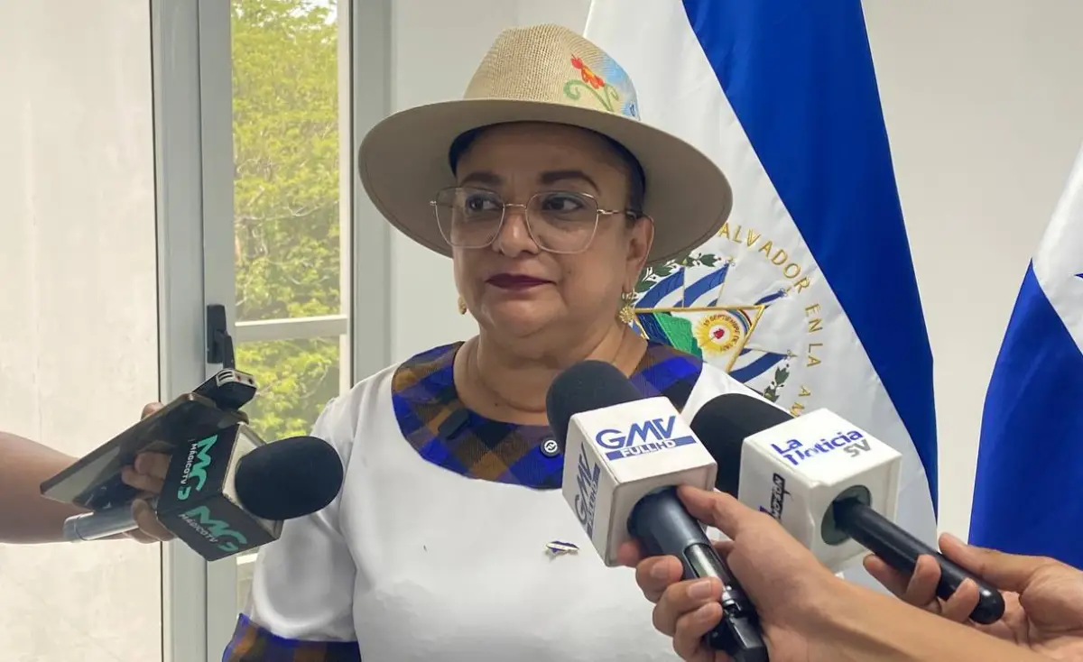 La secretaria de Estado en el Despacho de Educación de Honduras, Ivette Arely Argueta, felicitó a El Salvador por los esfuerzos para mejorar la educación, durante un acto cívico realizado tras la entrega de la Antorcha Centroamericana por la Paz y la Libertad, en el puente fronterizo El Amatillo, en La Unión. Argueta felicitó a la ministra de Educación, Karla Trigueros, y al presidente Nayib Bukele por el trabajo que realizan en materia educativa. Señaló que la educación es un pilar fundamental y destacó la importancia de fortalecer los programas sociales dirigidos a los estudiantes. La funcionaria indicó que Honduras también impulsa acciones en ese ámbito, entre ellas la entrega de becas, calzado, uniformes y paquetes estudiantiles, así como el uso de tecnología en los centros educativos. Por su parte, la ministra de Educación, Karla Trigueros, destacó que "ahora los jóvenes viven una verdadera libertad, que desde el 2019 el presidente Nayib Bukele trabajó con muchísimos sectores para que podamos dársela a los salvadoreños".