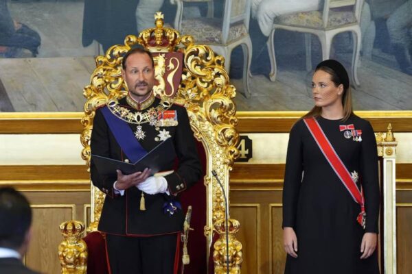 Haakon VIII asume el trono de Noruega tras jurar ante el Parlamento