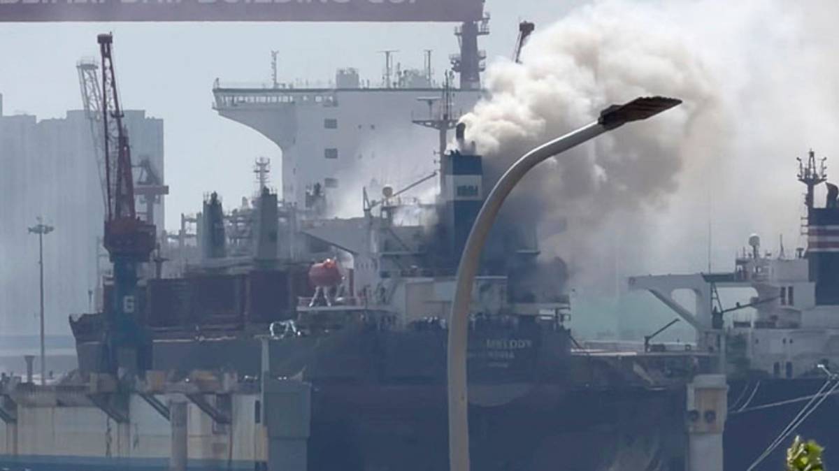 Incendio en barco en puerto de China deja 20 muertos y cinco desaparecidos