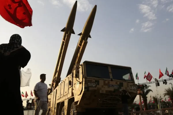 Irán lanza ataques contra objetivos de Estados Unidos en Kuwait