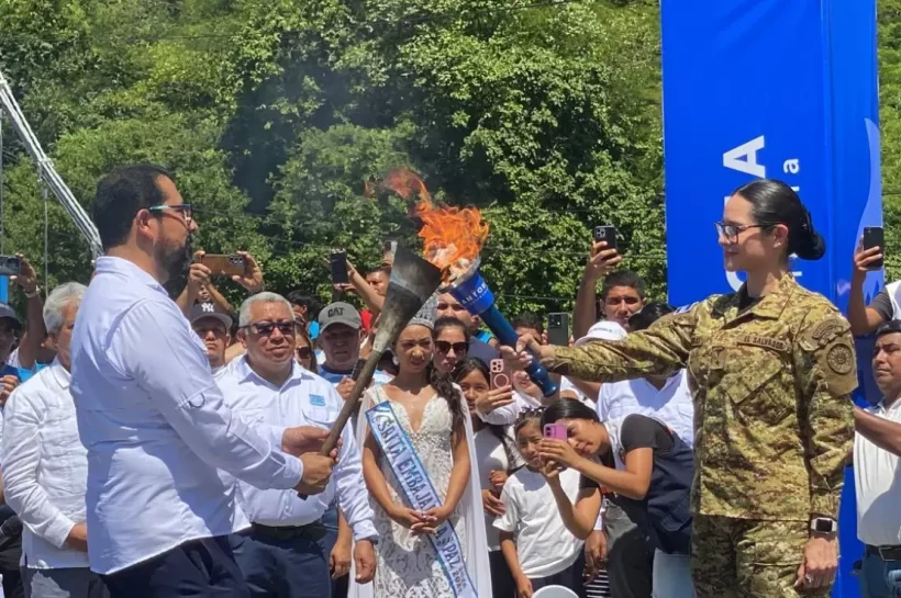 El Salvador recibe la Antorcha Centroamericana que recorrerá el país junto a más de 40.000 estudiantes