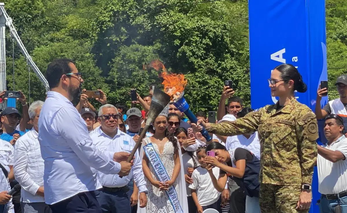 El Salvador recibe la Antorcha Centroamericana que recorrerá el país junto a más de 40.000 estudiantes