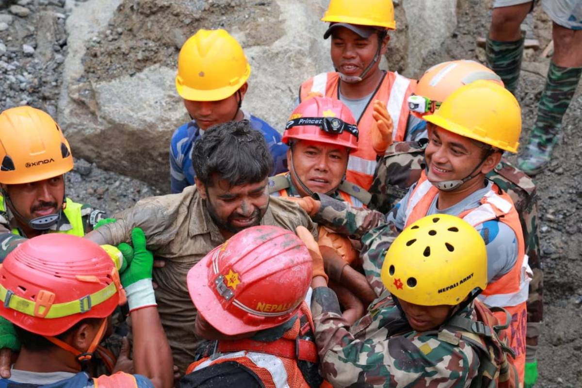 Nepal rescata con vida a dos trabajadores de un túnel a nueve días de la riada