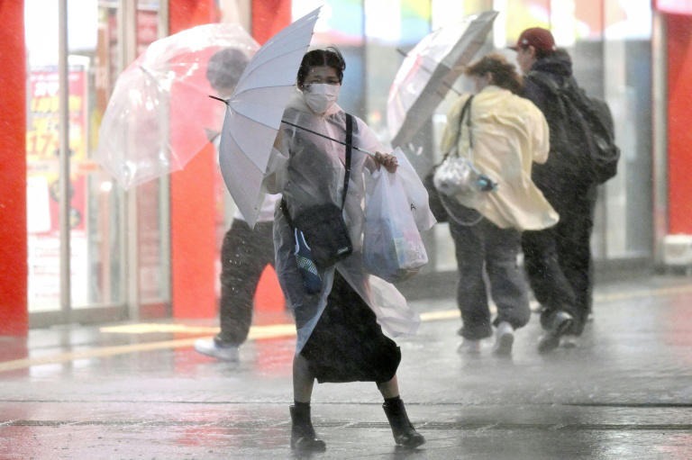Tifón Dujuan deja 12 muertos y miles de hogares sin servicios en Japón