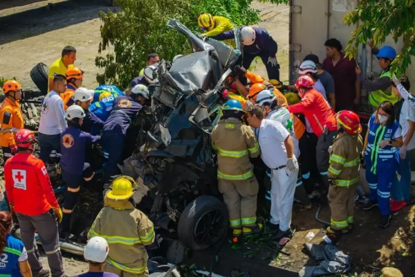 Un muerto y al menos 15 vehículos involucrados en choque múltiple cerca del redondel Integración