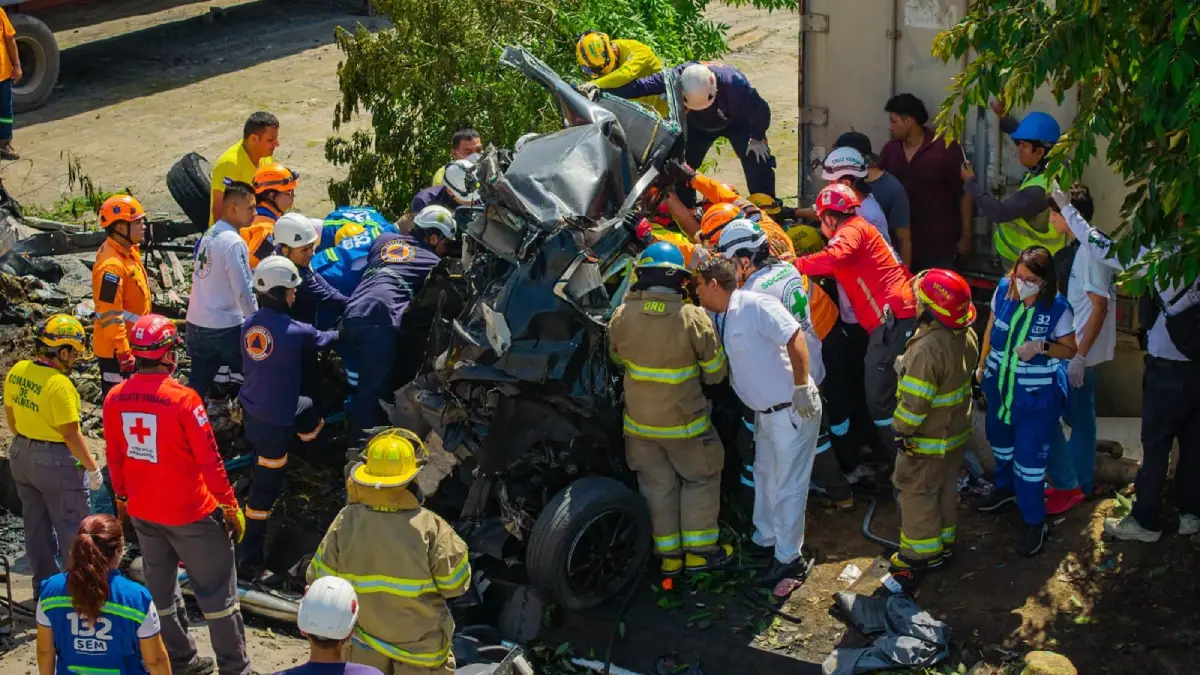 Un muerto y al menos 15 vehículos involucrados en choque múltiple cerca del redondel Integración