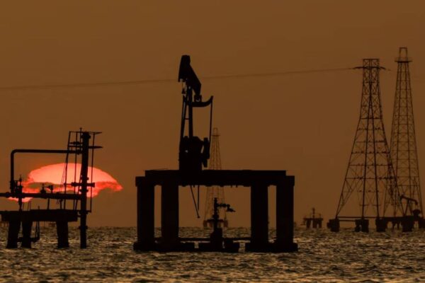El petróleo ruso supera los $120 por barril tras subir $10 en una noche