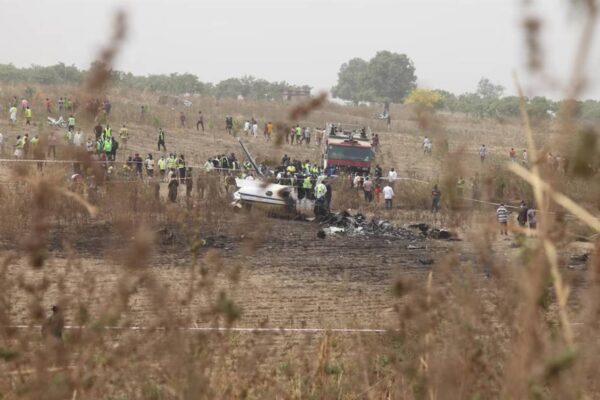 Avión militar se estrella con más de 30 personas a bordo en Nigeria