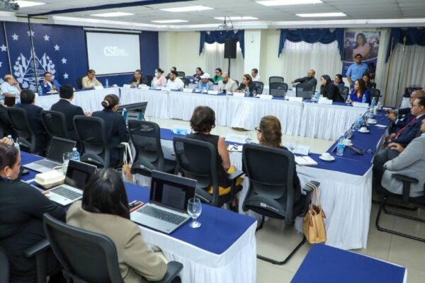 CST se alista para ajustar la propuesta para redistribuir la jornada laboral y enviarla a Bukele