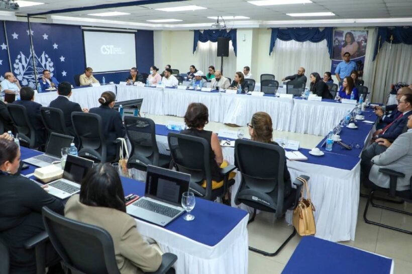 CST se alista para ajustar la propuesta para redistribuir la jornada laboral y enviarla a Bukele