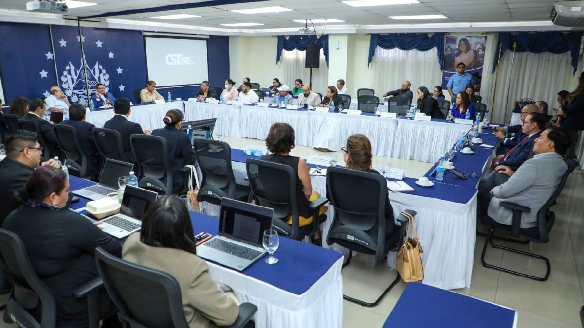 CST se alista para ajustar la propuesta para redistribuir la jornada laboral y enviarla a Bukele