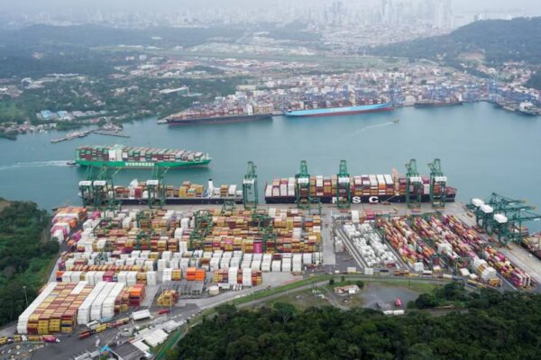 Canal de Panamá alcanza récord de carga tras cierre del estrecho de Ormuz