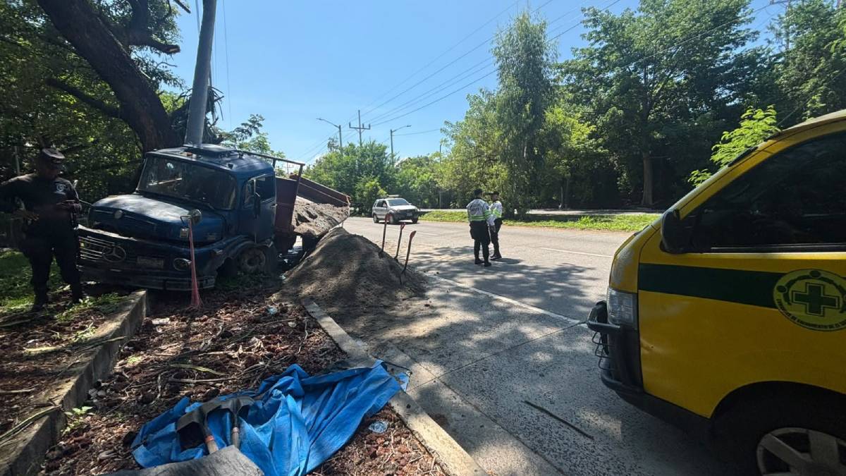Conductor de camión pierde el control y choca contra poste en autopista a Comalapa