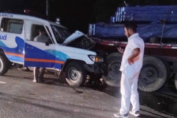 Dos lesionados tras choque entre ambulancia y rastra en La Paz