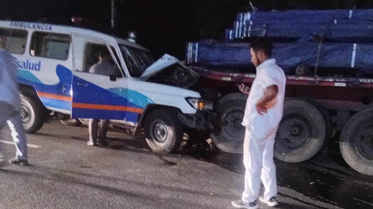Dos lesionados tras choque entre ambulancia y rastra en La Paz