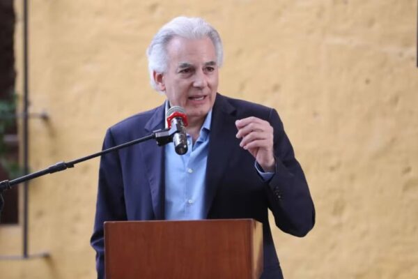 Hijo de Mario Vargas Llosa es designado embajador de Perú en EE.UU.