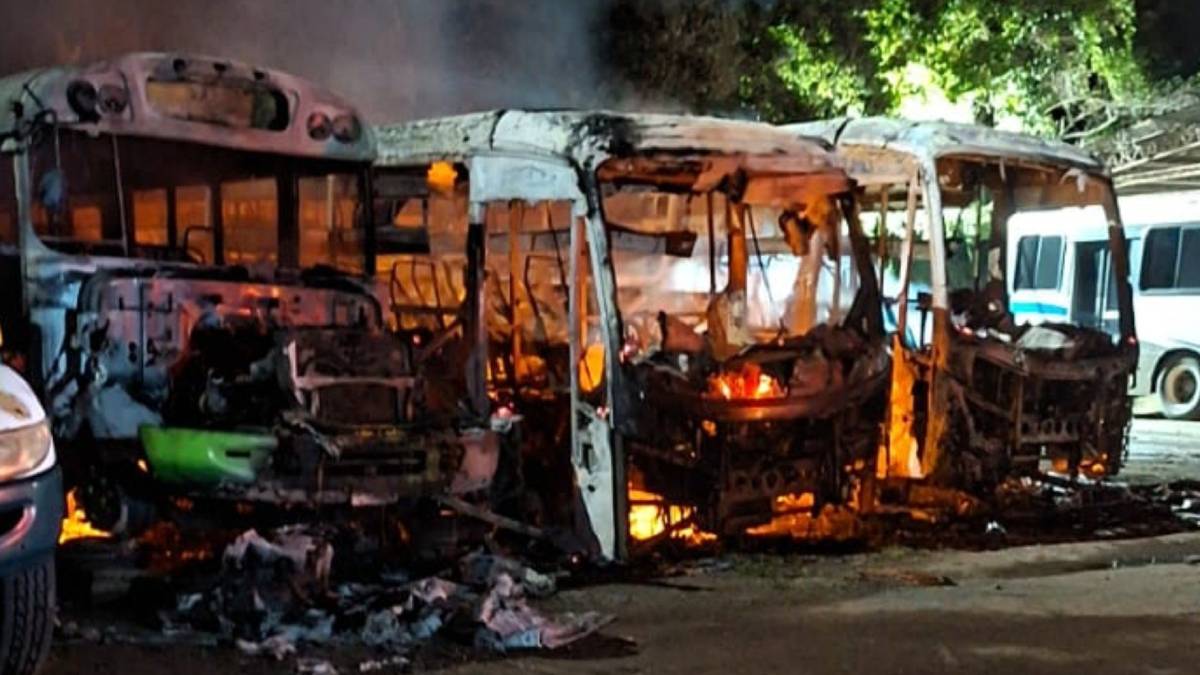 Incendio consume tres autobuses y deja uno con daños en Santa Ana