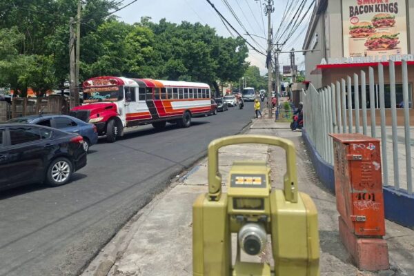 MOP realiza trabajos previos para recuperar aceras a la altura de Plaza Mundo, Soyapango