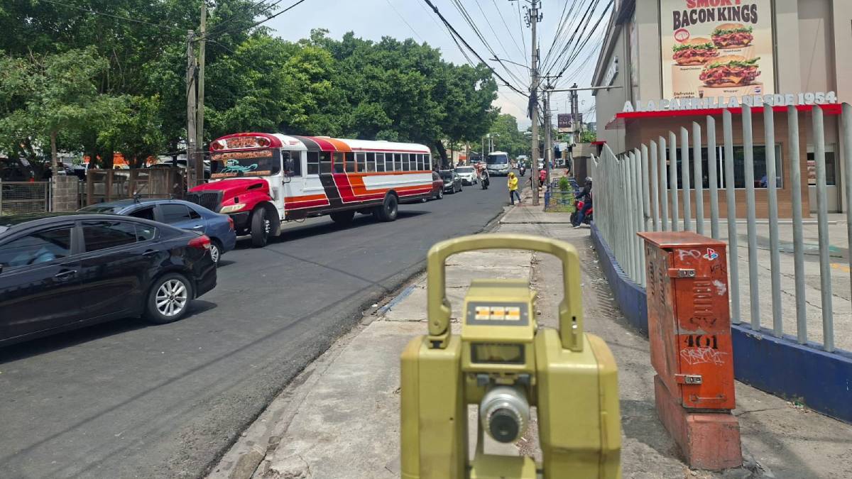 MOP realiza trabajos previos para recuperar aceras a la altura de Plaza Mundo, Soyapango