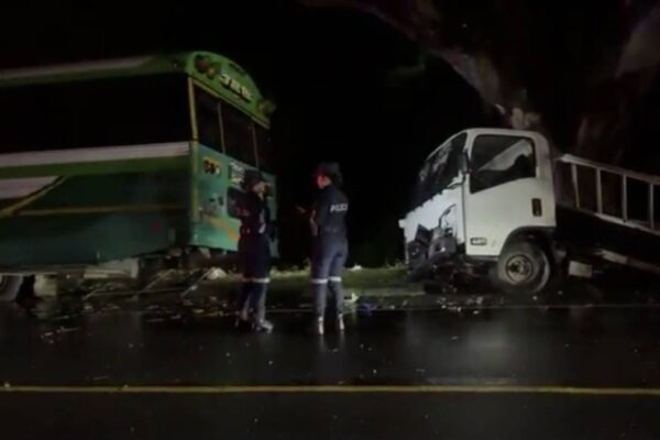 Muertos, heridos y un capturado tras accidente entre camión y bus