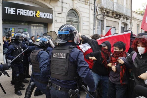 Protestas estudiantiles se extienden en Francia con 450,000 manifestantes