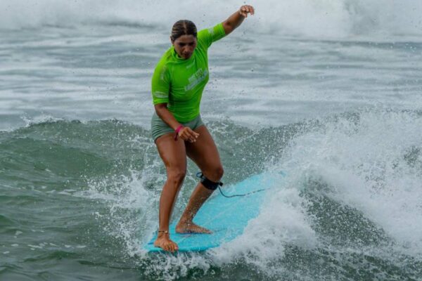 Sindy Portillo destaca en la primera ronde del mundial de surf