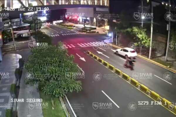 VIDEO: Motociclista ignora semáforo en rojo y atropella a peatón