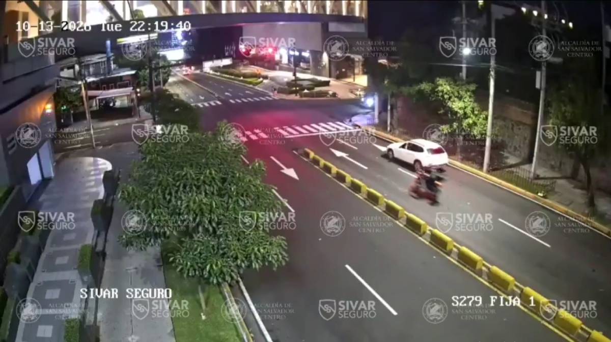 VIDEO: Motociclista ignora semáforo en rojo y atropella a peatón