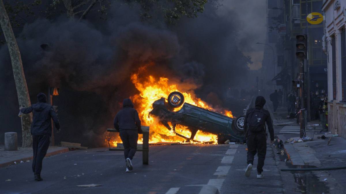 Violentas protestas en Francia dejan el primer muerto y 2,000 de detenidos